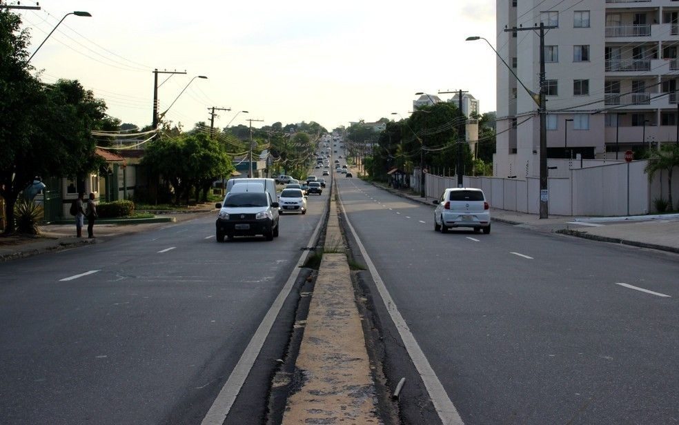 Avenida Professor Nilton Lins hoje, com pista dupla, arborização e prédios