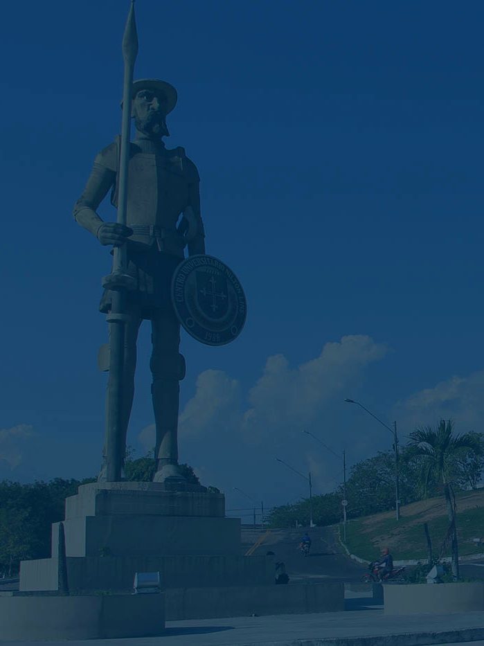 Estátua de Dom Quixote de 15,80m, esculpida por Jair Mendes, na entrada do campus Nilton Lins em Manaus