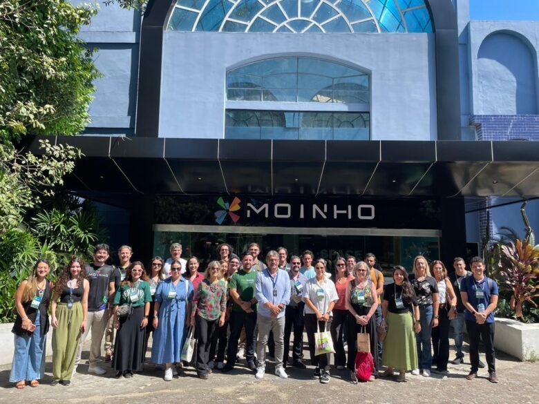 Grupo de especialistas de incubadoras em frente à fachada do Moinho — Centro de Inovação e Tecnologia, durante visita técnica da Anprotec