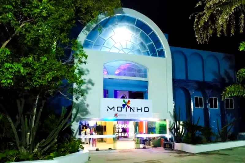 Fachada iluminada do Moinho — Centro de Inovação e Tecnologia, no campus Nilton Lins