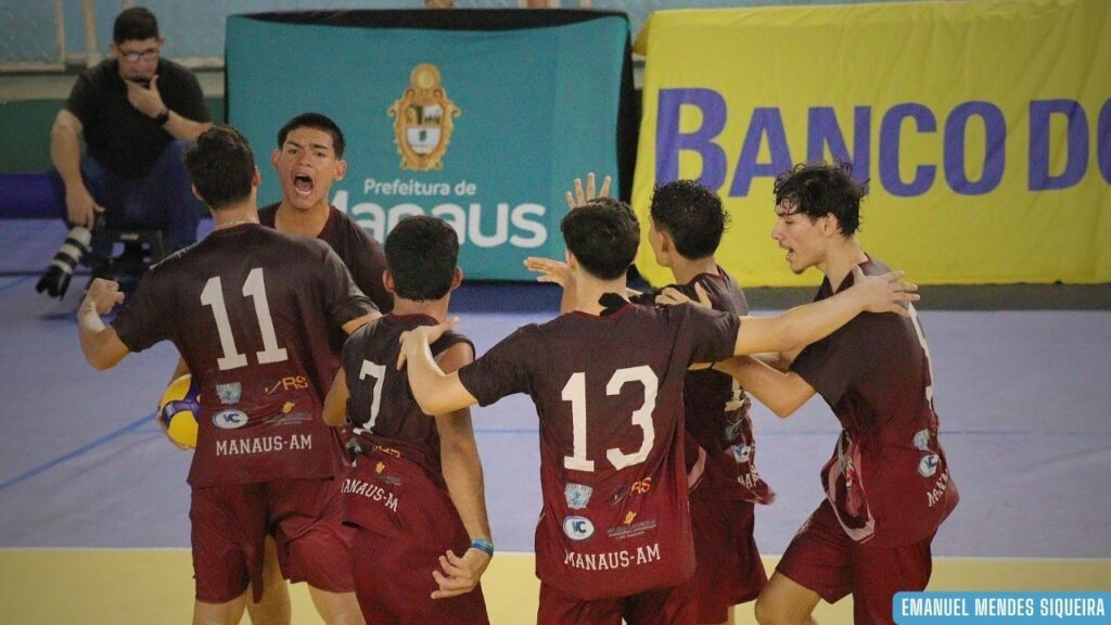 Atletas do time de vôlei Sub-17 das Escolas Nilton Lins comemorando o título brasileiro